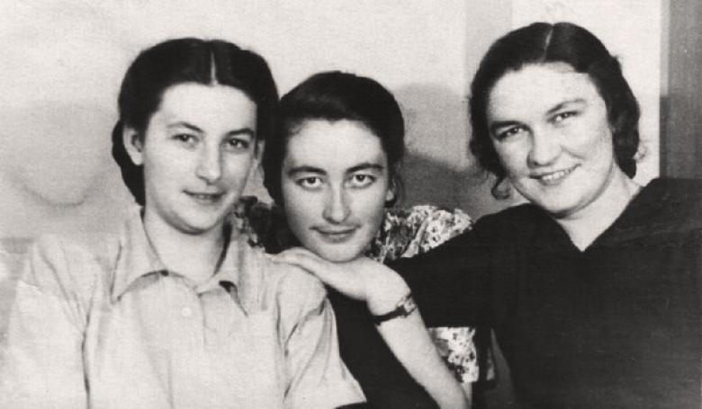 Тамара Цагова, Раиса Афаунова и Евгения Белгорокова. Москва, МГУ, 1950-е годы